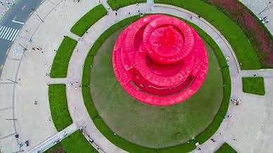 4k航拍青岛五四广场五月的风雕塑视频的预览图